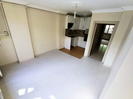 Karlıtepe Ordu Caddesi Yakını 2+1 Kiracılı Satılık Daire – 2.Kat & 60 m²