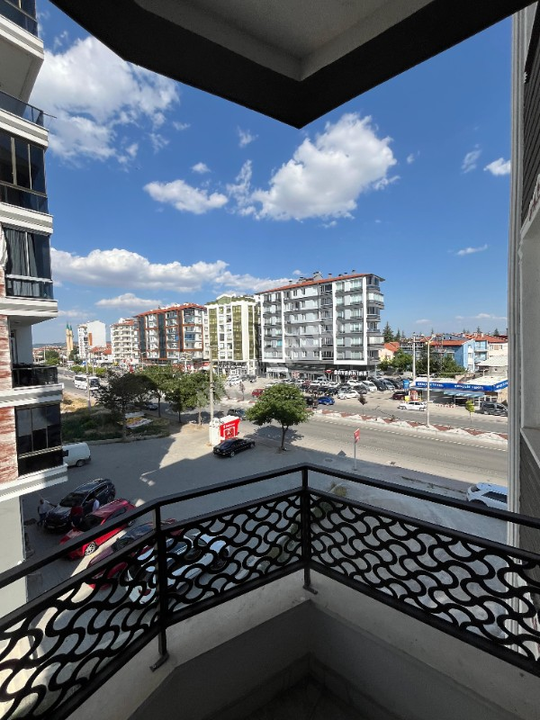 AFYON ÜÇOK EMLAKTAN YENİCE MAH SATILIK SIFIR CADDE ÜSTÜ ARAKAT 3+1 DAİRE