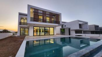 Girne Çatalköy Bölgesinde Satılık Yeni 4+1 Villa