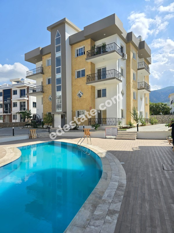 Girne Alsancak Bölgesinde Havuzlu SİTEDE SATILIK 1+1 DAİRE