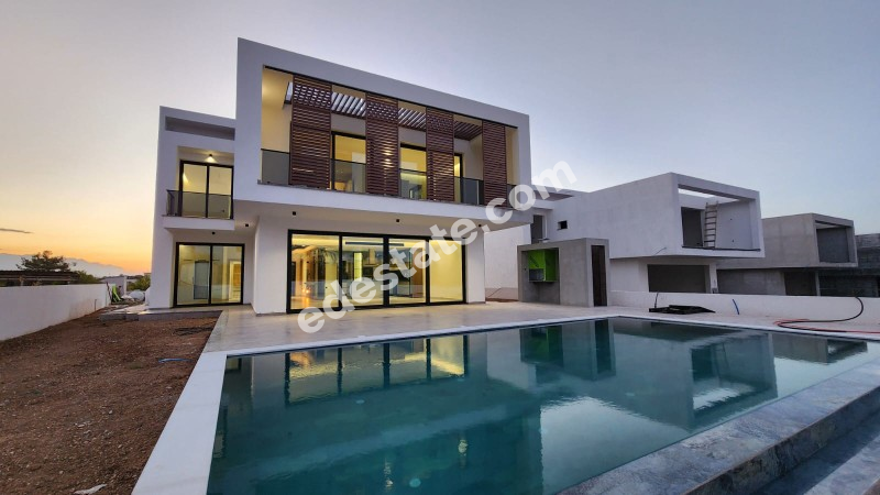 Girne Çatalköy Bölgesinde Satılık Yeni 4+1 Villa
