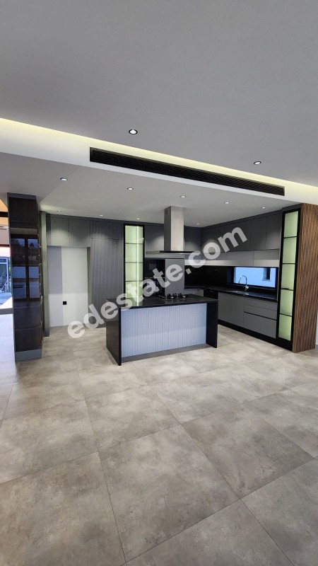 Girne Çatalköy Bölgesinde Satılık Yeni 4+1 Villa