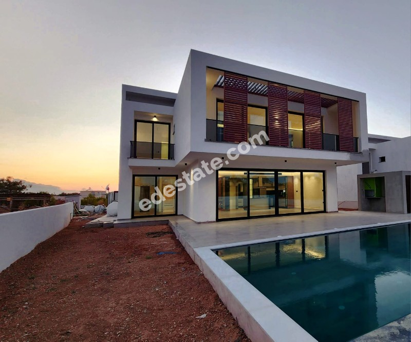 Girne Çatalköy Bölgesinde Satılık Yeni 4+1 Villa