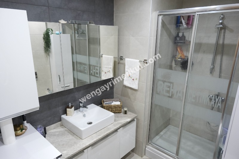 Ümraniye Tepeüstü Mh. Kiralık 3+1 Lüks Site Dairesi Metroya Çok Yakın( Boş Hemen Taşın)