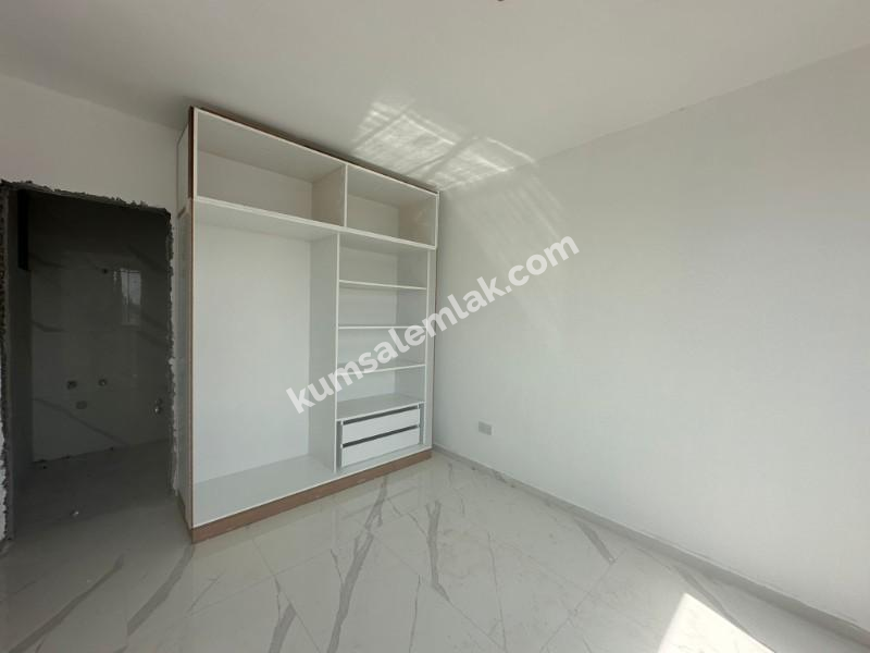 MAĞUSA MERKEZDE  YENİ SIFIR SATILIK  DAİRE 