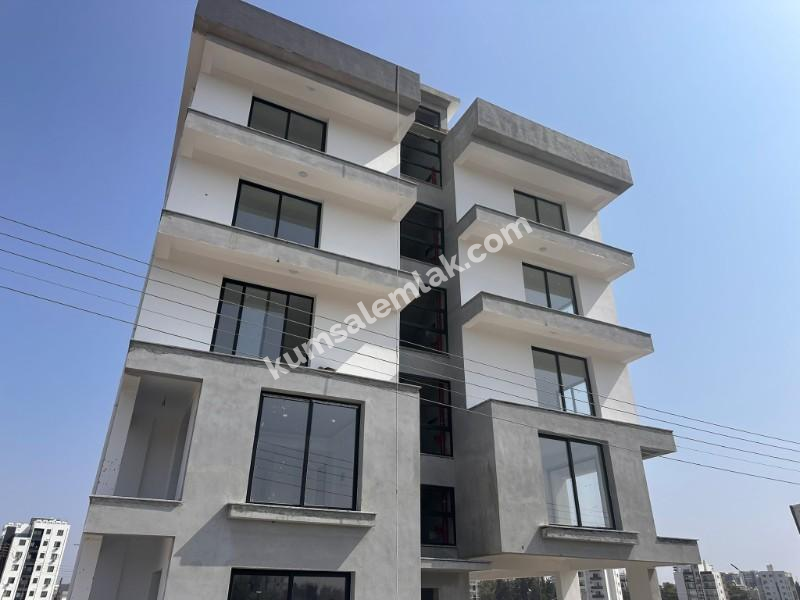 MAĞUSA MERKEZDE  YENİ SIFIR SATILIK  DAİRE 