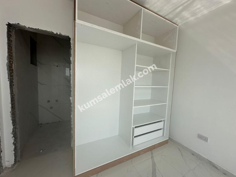 MAĞUSA MERKEZDE  YENİ SIFIR SATILIK  DAİRE 