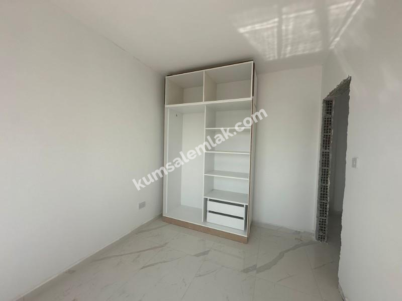 MAĞUSA MERKEZDE  YENİ SIFIR SATILIK  DAİRE 