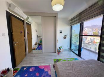 Kıbrıs Girne Merkez de Türk Tapulu Havuzlu Elit Sitede Lüks 2+1 Residence