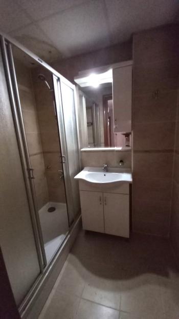 Bornova  merkezi konumda  10 yıllık binada Acil  satılık 3+1 daire 