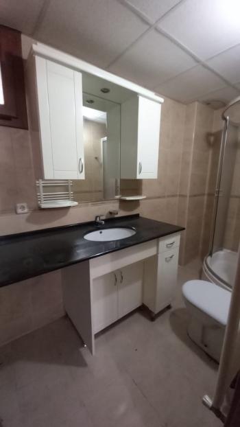 Bornova  merkezi konumda  10 yıllık binada Acil  satılık 3+1 daire 