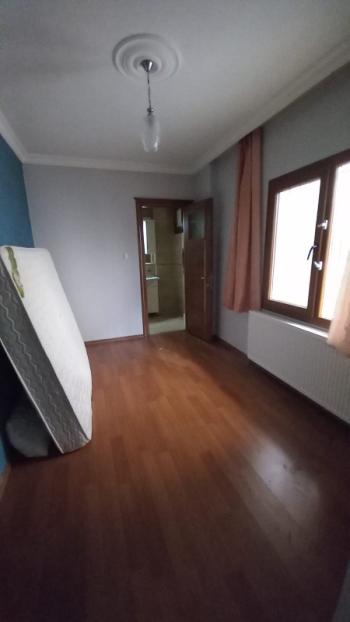 Bornova  merkezi konumda  10 yıllık binada Acil  satılık 3+1 daire 