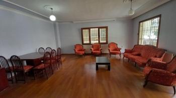 Bornova  merkezi konumda  10 yıllık binada Acil  satılık 3+1 daire 
