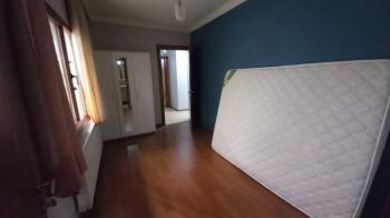 Bornova  merkezi konumda  10 yıllık binada Acil  satılık 3+1 daire 