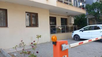 Bornova  merkezi konumda  10 yıllık binada Acil  satılık 3+1 daire 