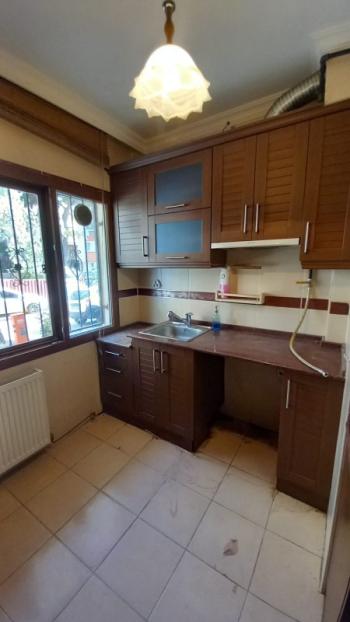 Bornova  merkezi konumda  10 yıllık binada Acil  satılık 3+1 daire 