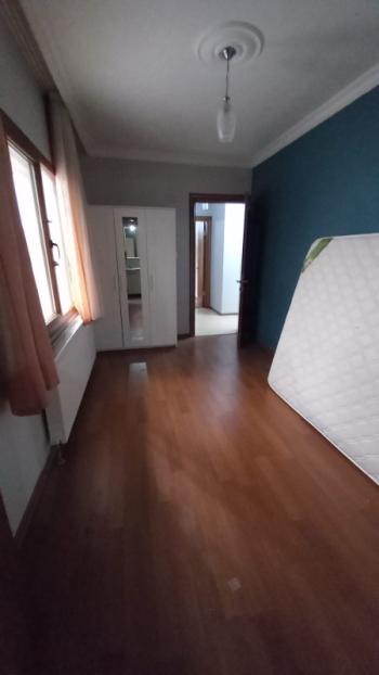 Bornova  merkezi konumda  10 yıllık binada Acil  satılık 3+1 daire 