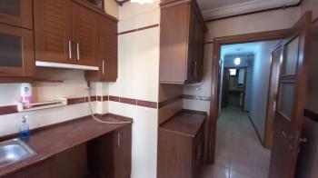 Bornova  merkezi konumda  10 yıllık binada Acil  satılık 3+1 daire 