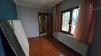 Bornova  merkezi konumda  10 yıllık binada Acil  satılık 3+1 daire 