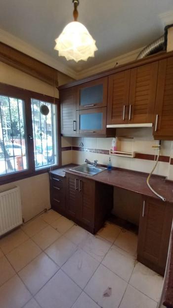 Bornova  merkezi konumda  10 yıllık binada Acil  satılık 3+1 daire 