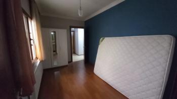 Bornova  merkezi konumda  10 yıllık binada Acil  satılık 3+1 daire 