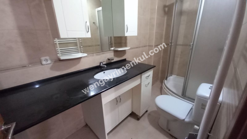 Bornova  merkezi konumda  10 yıllık binada Acil  satılık 3+1 daire 