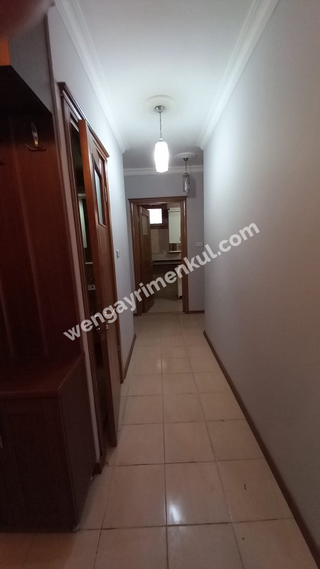 Bornova  merkezi konumda  10 yıllık binada Acil  satılık 3+1 daire 
