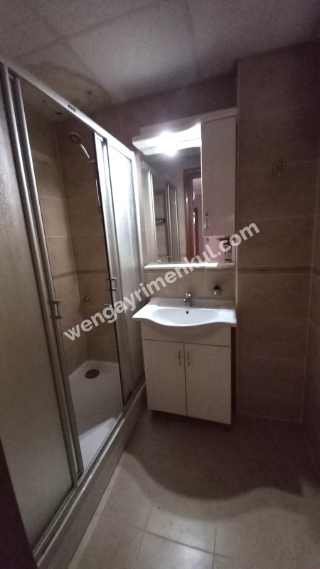 Bornova  merkezi konumda  10 yıllık binada Acil  satılık 3+1 daire 