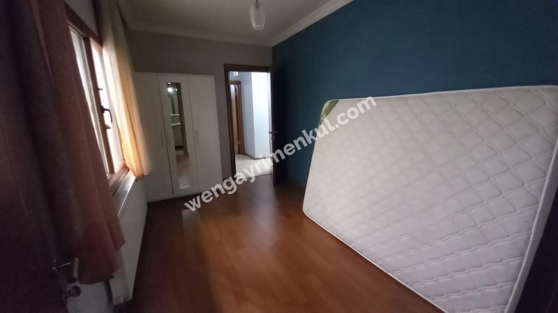 Bornova  merkezi konumda  10 yıllık binada Acil  satılık 3+1 daire 
