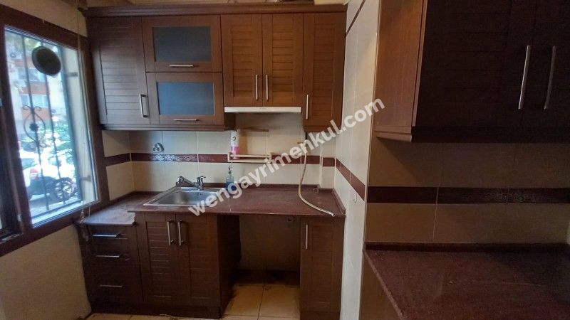 Bornova  merkezi konumda  10 yıllık binada Acil  satılık 3+1 daire 