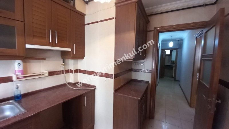 Bornova  merkezi konumda  10 yıllık binada Acil  satılık 3+1 daire 