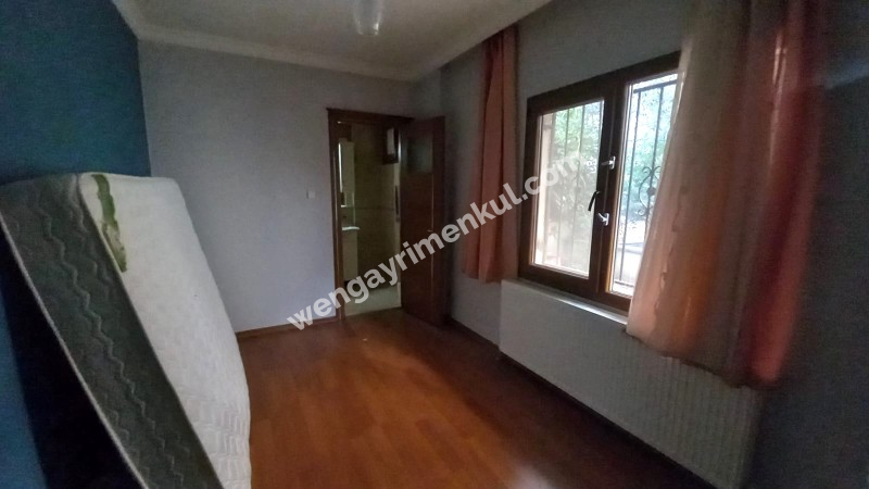 Bornova  merkezi konumda  10 yıllık binada Acil  satılık 3+1 daire 
