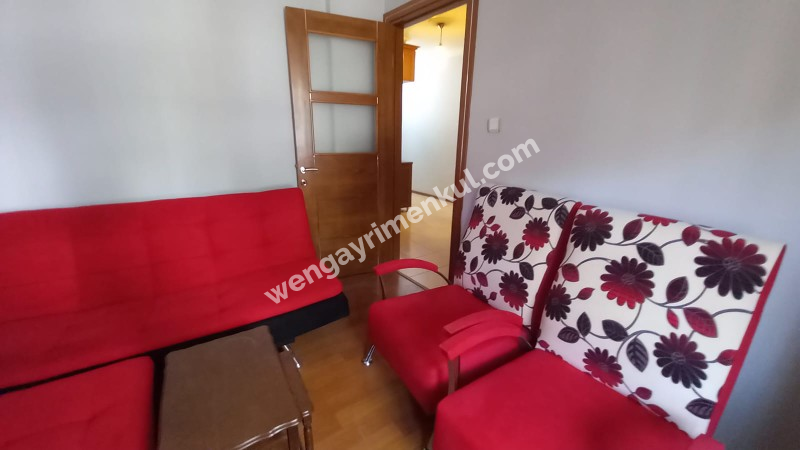 Bornova  merkezi konumda  10 yıllık binada Acil  satılık 3+1 daire 