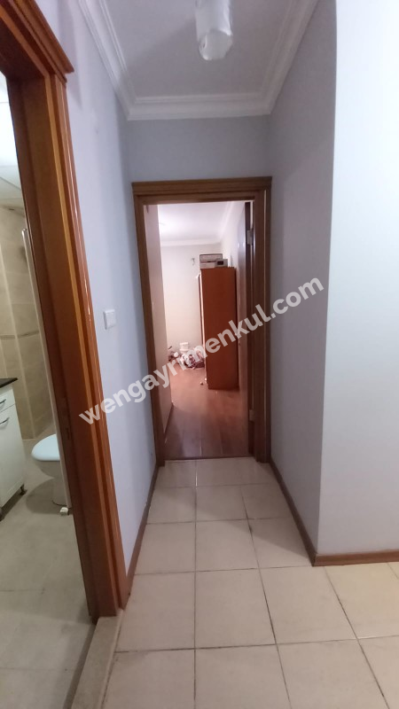 Bornova  merkezi konumda  10 yıllık binada Acil  satılık 3+1 daire 
