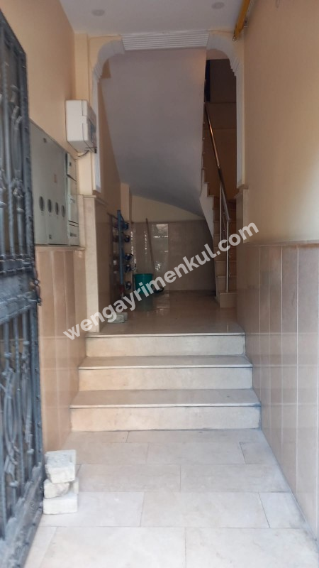 Bornova  merkezi konumda  10 yıllık binada Acil  satılık 3+1 daire 