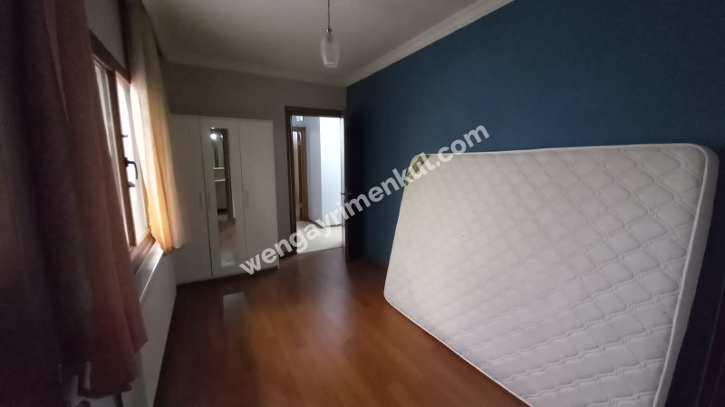 Bornova  merkezi konumda  10 yıllık binada Acil  satılık 3+1 daire 