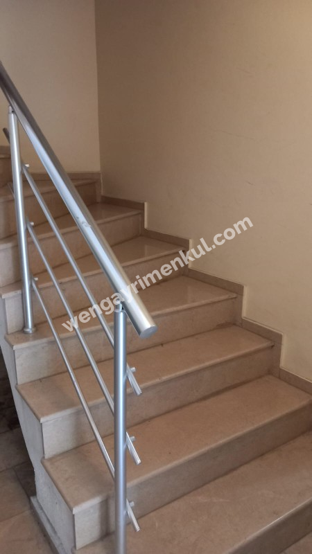 Bornova  merkezi konumda  10 yıllık binada Acil  satılık 3+1 daire 