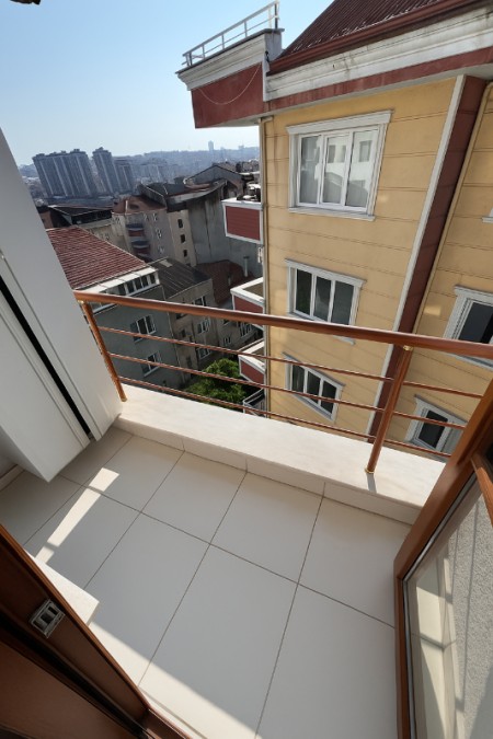 Yeşilpınar'da Cadde Üzeri Metroya Yakın 4+1 Satılık Dubleks
