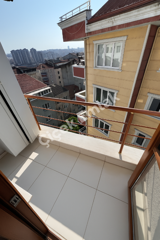 Yeşilpınar'da Cadde Üzeri Metroya Yakın 4+1 Satılık Dubleks