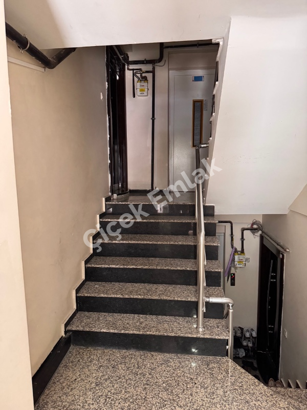 Binevler Metroya 5 Dk Merkezi Konumda Yüksek Giriş 2+1 Satılık Daire