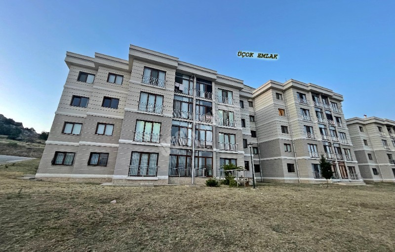 AFYON ÜÇOK EMLAKTAN KANLICA MAH TOKİDE SATILIK 2+1 ARAKAT DAİRE