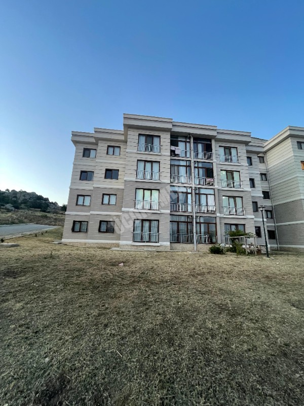 AFYON ÜÇOK EMLAKTAN KANLICA MAH TOKİDE SATILIK 2+1 ARAKAT DAİRE