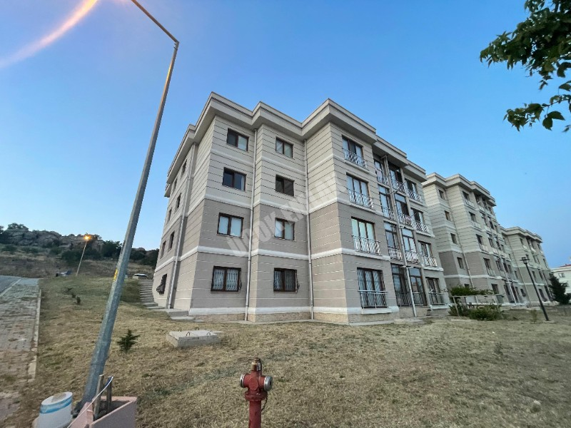 AFYON ÜÇOK EMLAKTAN KANLICA MAH TOKİDE SATILIK 2+1 ARAKAT DAİRE