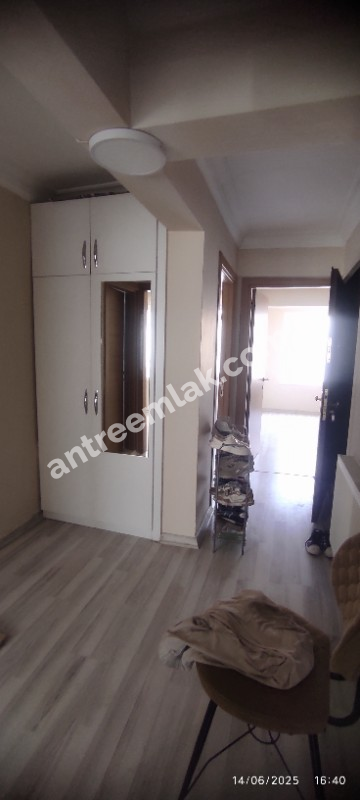 Antre Emlak'tan Satılık Akıncılar İzban Yanı Doğalgazlı Bakımlı 2+1 3.Kat Daire
