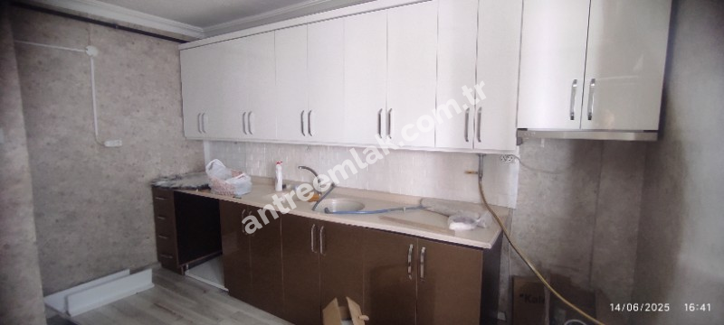 Antre Emlak'tan Satılık Akıncılar İzban Yanı Doğalgazlı Bakımlı 2+1 3.Kat Daire