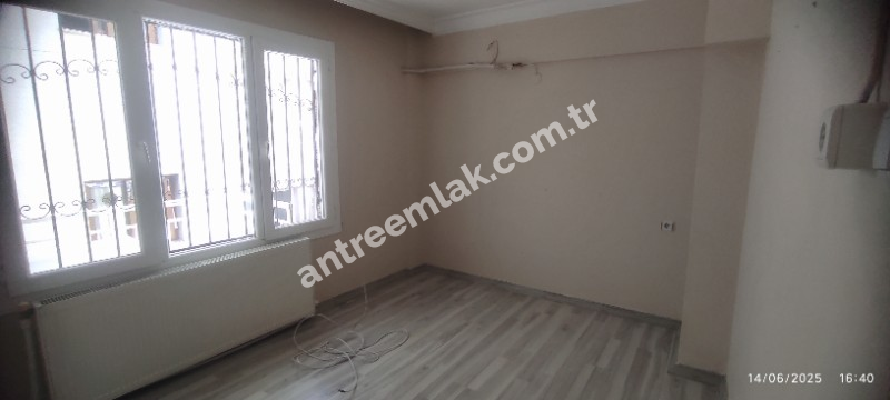 Antre Emlak'tan Satılık Akıncılar İzban Yanı Doğalgazlı Bakımlı 2+1 3.Kat Daire