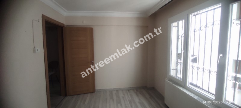 Antre Emlak'tan Satılık Akıncılar İzban Yanı Doğalgazlı Bakımlı 2+1 3.Kat Daire