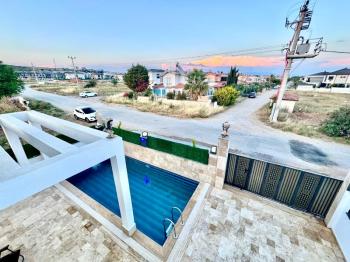Didim Efeler Mahallesinde Yol Cepheli Satılık Villa