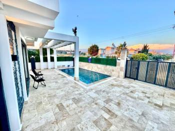 Didim Efeler Mahallesinde Yol Cepheli Satılık Villa