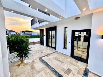 Didim Efeler Mahallesinde Yol Cepheli Satılık Villa